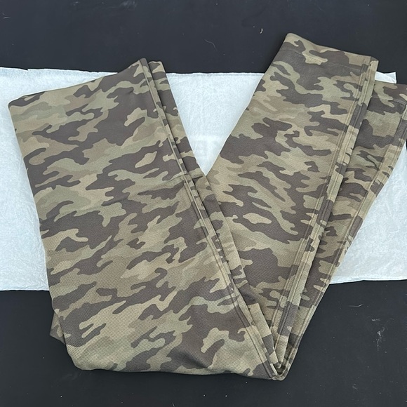 SPANX Pants - ⭐️SALE⭐️ SPANX Camo Leggings Size XL EUC